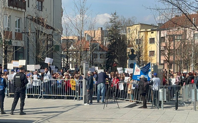 Profesorii clujeni protestează la Prefectură: "Suntem profund dezamăgiţi de lipsa de răspuns din partea Executivului"