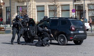 Ziua Poliției Române sărbătorită în centrul Clujului. Atât adulții, cât și copiii, s-au bucurat de expozițiile și demonstrațiile oferite de mascați