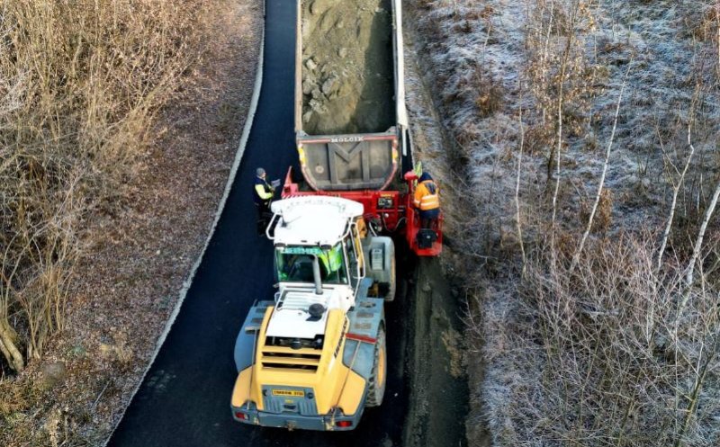 Noi lucrări de modernizare pe drumuri din județ. Vezi unde se asfaltează