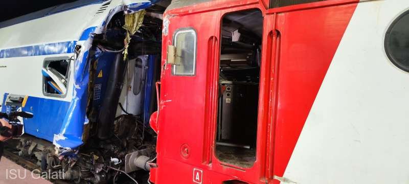 Dosar penal după accidentul feroviar de sâmbătă, soldat cu un deces și trei răniți/ Acul vitezometrului locomotivei a rămas blocat la 75 km/h