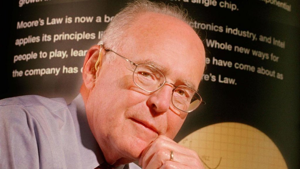 A murit Gordon Moore, cofondatorul Intel și creatorul legii care-i poartă numele