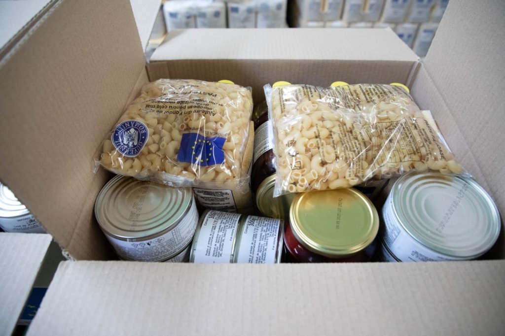 Ajutoare pentru români înainte de Paști. Persoanele vulnerabile vor primi pachete cu alimente