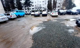 Mănășturenii strâng bani pentru pietriș ca să acopere gropile uriașe din drumul neasfaltat. Chiar în fața blocului: ”Aici e mai rău ca la țară...”