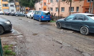 Mănășturenii strâng bani pentru pietriș ca să acopere gropile uriașe din drumul neasfaltat. Chiar în fața blocului: ”Aici e mai rău ca la țară...”