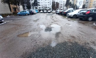 Mănășturenii strâng bani pentru pietriș ca să acopere gropile uriașe din drumul neasfaltat. Chiar în fața blocului: ”Aici e mai rău ca la țară...”