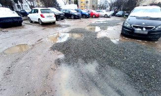 Mănășturenii strâng bani pentru pietriș ca să acopere gropile uriașe din drumul neasfaltat. Chiar în fața blocului: ”Aici e mai rău ca la țară...”