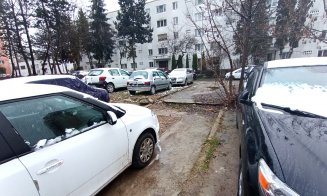 Mănășturenii strâng bani pentru pietriș ca să acopere gropile uriașe din drumul neasfaltat. Chiar în fața blocului: ”Aici e mai rău ca la țară...”