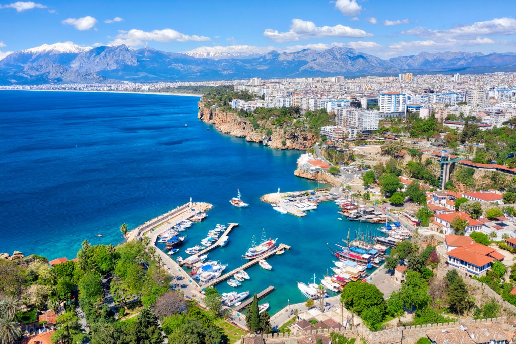 Peste 350.000 de români merg în Antalya anul acesta. Cei mai mulți sunt din Cluj și București. Cât costă un all inclusive