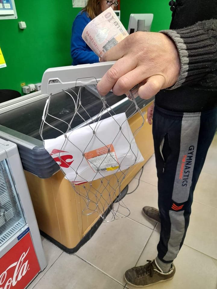 Unde s-a ajuns. Carnea la kg în plasă antifurt într-un supermaket prezent și la Cluj