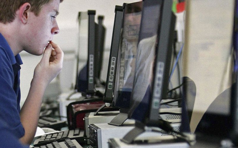 Proiect pentru tinerii defavorizați. Ar putea fi ajutați să cumpere un calculator