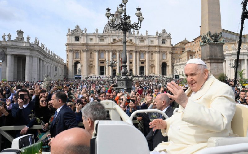 Recent externat din spital, Papa Francisc a participat la slujba din Duminica Floriilor la Vatican