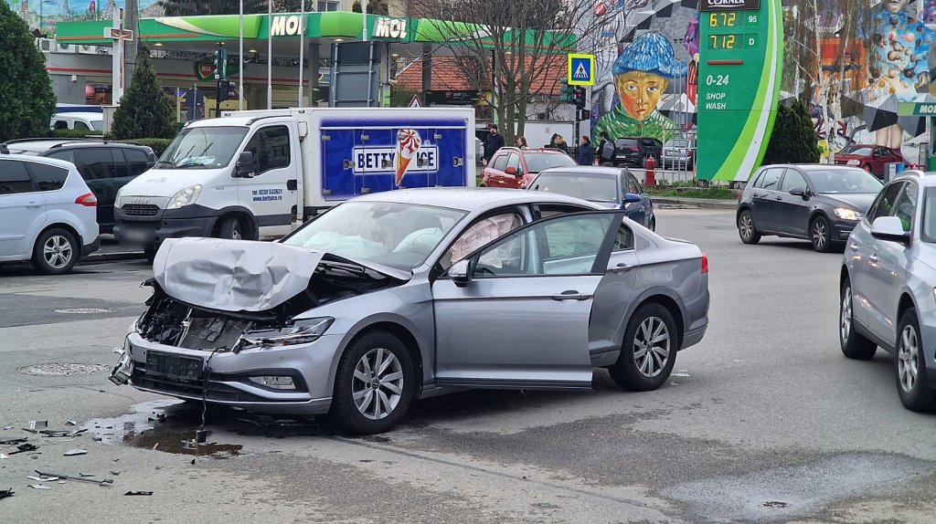 ACCIDENT pe Dorobanților. O femeie primeşte îngrijiri medicale