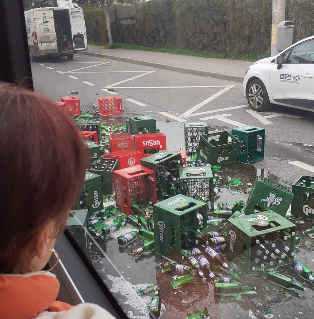 Sute de beri sparte pe o stradă din Cluj-Napoca: „La cât au scumpit berea chiar e pagubă”