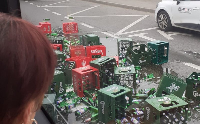 Sute de beri sparte pe o stradă din Cluj-Napoca: „La cât au scumpit berea chiar e pagubă”