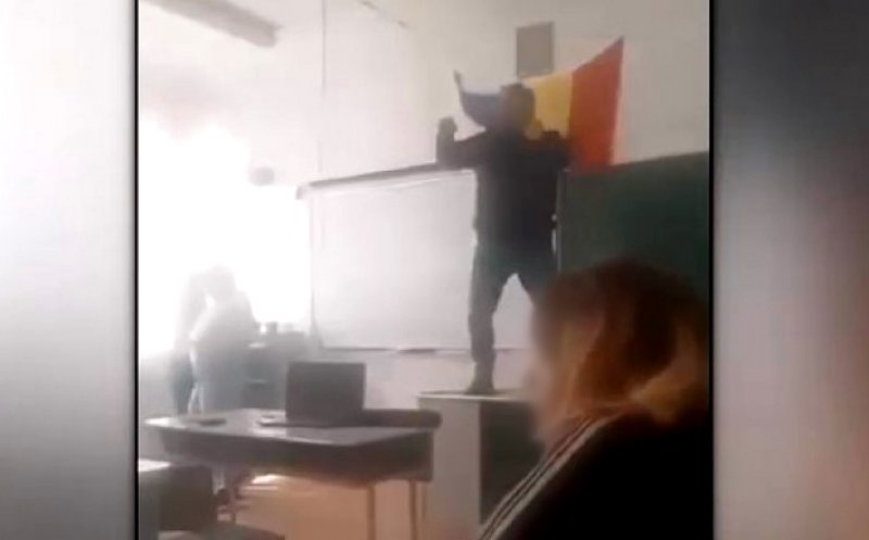 Profesor din Baia Mare, lecţie "predată" elevilor în timp ce dansa cocoţat pe catedră