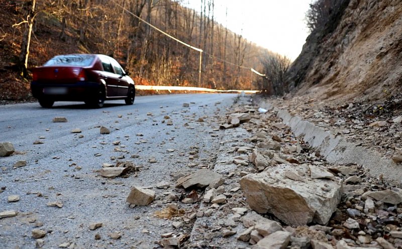 Căderi de pietre de pe versanţi pe DN 7, în Vâlcea. Două maşini avariate, trafic îngreunat