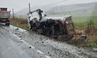 ACCIDENT pe Cluj - Gherla. Un camion s-a răsturnat în șanț