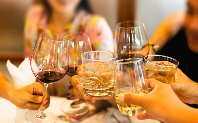 Este sau nu benefic pentru sănătate un consum moderat de alcool?
