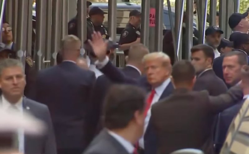 Trump se predă acum în fața Curții din Manhattan. Devine primul preşedinte acuzat penal din istoria SUA