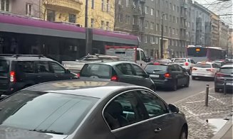 ”Evitați tăt Cluju”: Prizonieri în traficul BLOCAT din Cluj-Napoca / "Săpat TOT, niciun om la lucru"