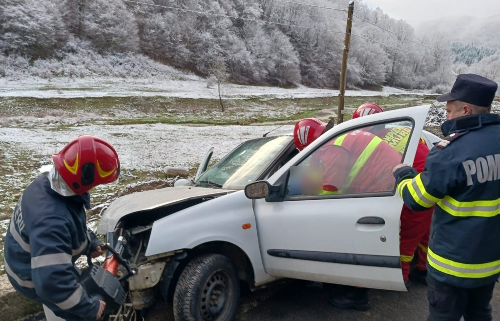 ACCIDENT în judeţul Cluj: Au ajuns cu maşina în şanţ. Victimă transportată la spital