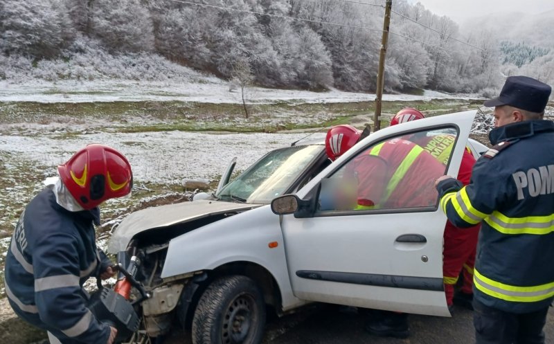 ACCIDENT în judeţul Cluj: Au ajuns cu maşina în şanţ. Victimă transportată la spital