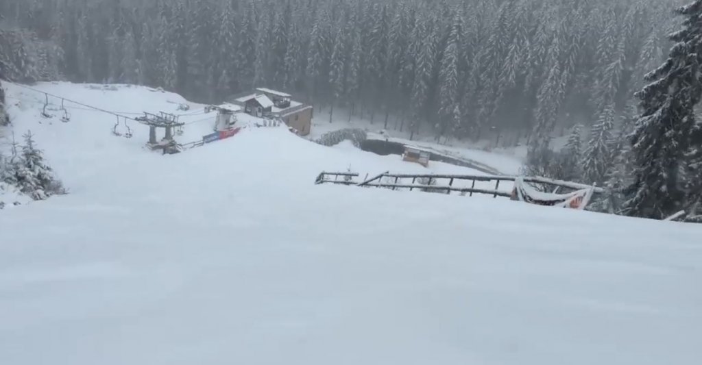 Hai la schi de Florii! A nins la munte, iar pe pârtia de la Buscat sezonul de schi a intrat în "prelungiri"