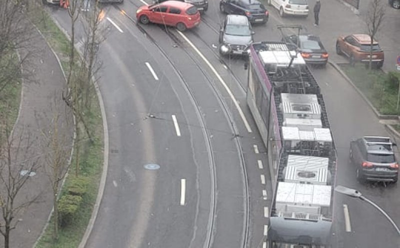 ACCIDENT în Plopilor, chiar pe linia de tramvai