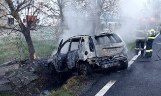 Accident şi maşină făcută SCRUM în Jucu. Participanții la trafic au reușit să scoată o victimă din autoturism