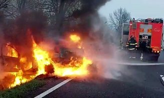 Accident şi maşină făcută SCRUM în Jucu. Participanții la trafic au reușit să scoată o victimă din autoturism