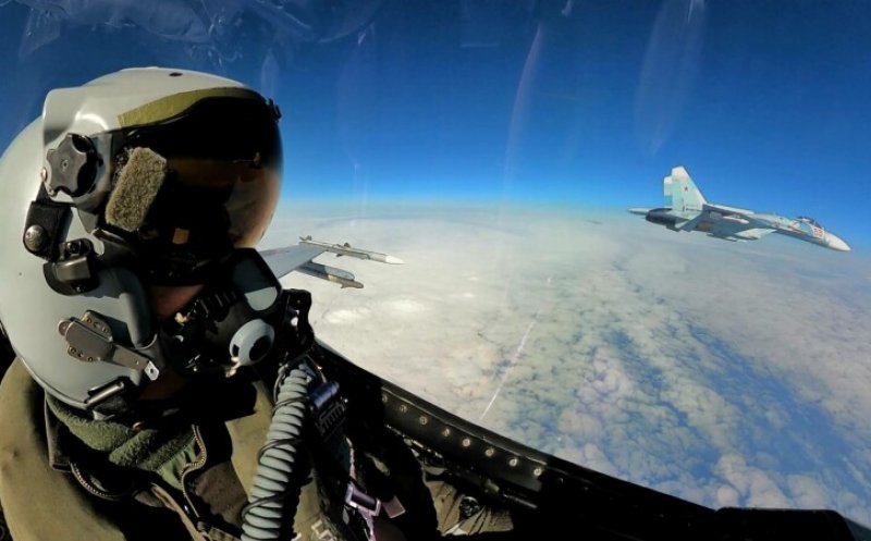 Forțele Aeriene Române au interceptat două avioane de luptă rusești deasupra apelor internaţionale din zona NATO