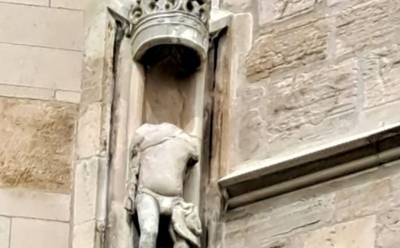 Biserica Sfântul Mihail din Cluj şi legendele „statuii fără cap”