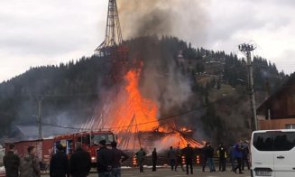 Biserică de lemn în stil maramureşean, mistuită de flăcări în duminica Floriilor