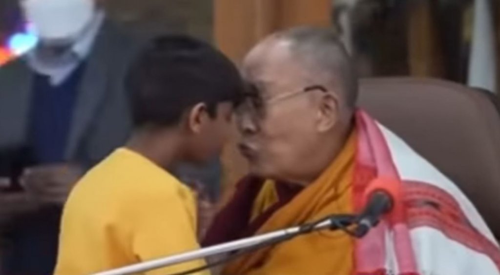 Dalai Lama, gest care a stârnit scandal: A sărutat un băiețel pe gură și i-a cerut să îi "sugă limba"