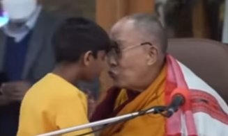 Dalai Lama, gest care a stârnit scandal: A sărutat un băiețel pe gură și i-a cerut să îi "sugă limba"
