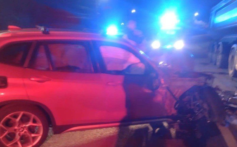 Cluj: Mașină făcută praf după ce a intrat într-un camion