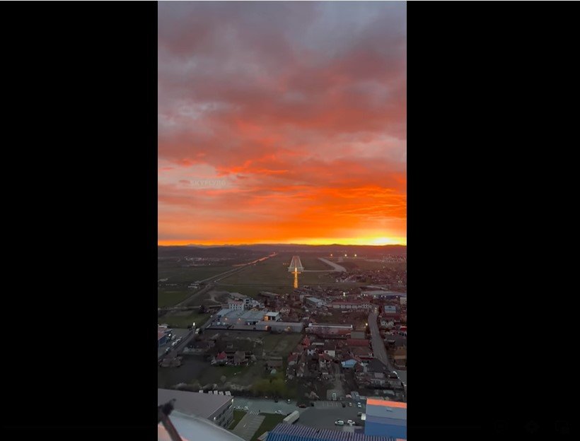IMAGINI SUPERBE de la o aterizare pe aeroportul din Cluj, la răsărit