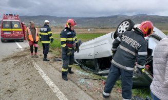 Accident în județul Cluj. O mașină s-a dat peste cap