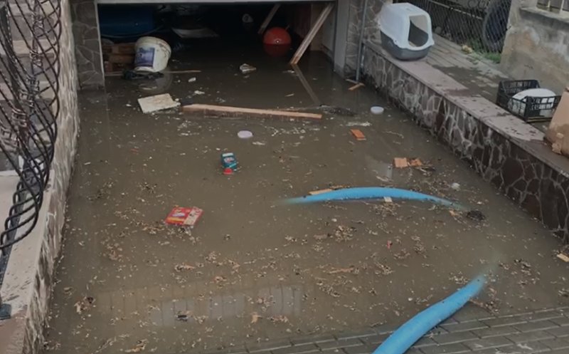 Intervenția pentru evacuarea apei din Florești a ajuns la final. A durat 14 ore / Un bărbat era blocat în subsol