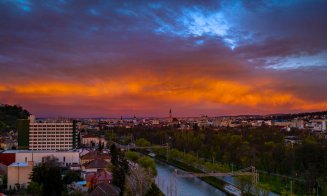 Apus spectaculos surprins în Cluj înainte de Paște. „Cerul s-a jucat de-a culorile”