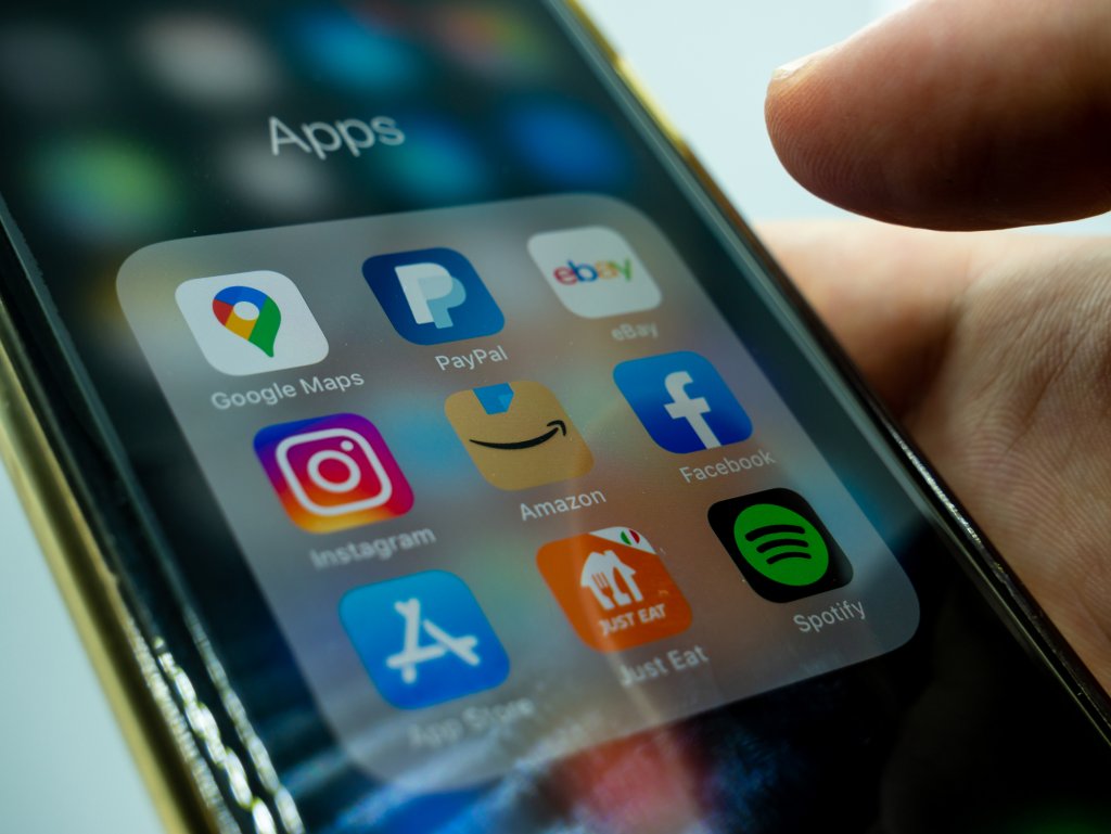 Concedieri pe bandă rulantă în social media. Meta dă afară 10.000 de oameni de la Facebook, Instagram și WhatsApp