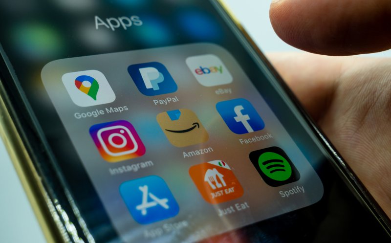 Concedieri pe bandă rulantă în social media. Meta dă afară 10.000 de oameni de la Facebook, Instagram și WhatsApp