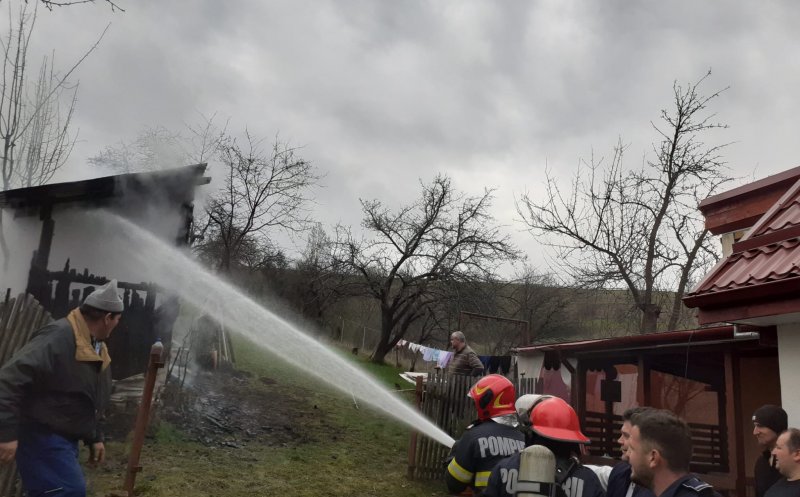 Incendiu în Cluj. Flăcările au distrus o anexă