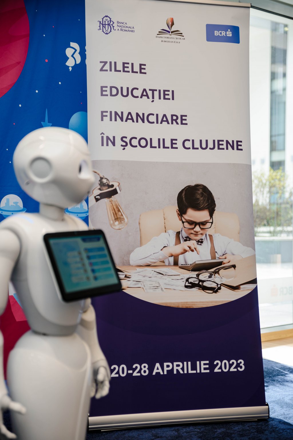 Robotul Pepper vine la Cluj să discute cu elevii pe teme de educație financiară