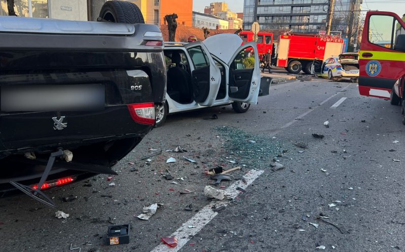 ACCIDENT în Cluj-Napoca / 4 maşini implicate: O maşină de la Poliţia Rutieră, alta cu roţile în sus, alta proiectată în stâlp