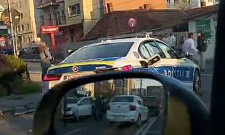 ACCIDENT în Cluj-Napoca / 3 maşini implicate: O  maşină de poliţie, alta cu roţile în sus şi a treia, proiectată în stâlp