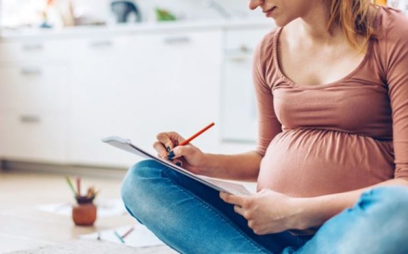Măsuri în premieră, în școli, pentru elevii părinţi: program de studiu adaptat, cursuri online și consiliere școlară/psihologică