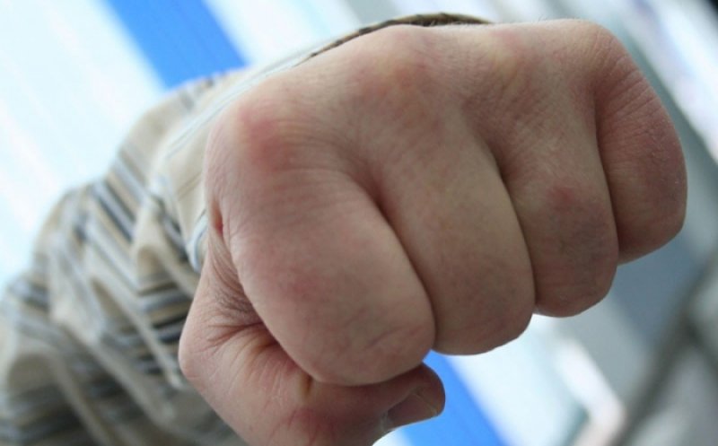 Bătaie ca-n Vestul Sălbatic în Viişoara. Şi-au cărat pumni, picioare şi... ce au prins la mână prin birt