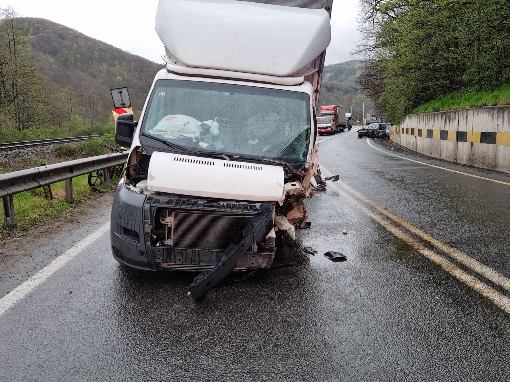 ACCIDENT în Cluj, pe DN 1:  S-a izbit de o autoutilitară de pe contrasens, într-o curbă deosebit de periculoasă