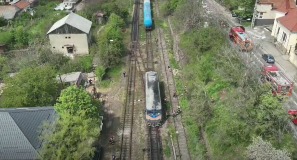 La un pas de tragedie pe calea ferată! A luat foc locomotiva unui tren plin cu motorină, care circula pe ruta Oradea - Cluj